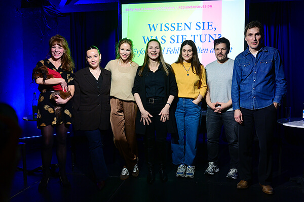 Podiumsdiskussion beim Pottcast.NRW Event 2026 mit Gästen auf der Bühne während des Austauschs.