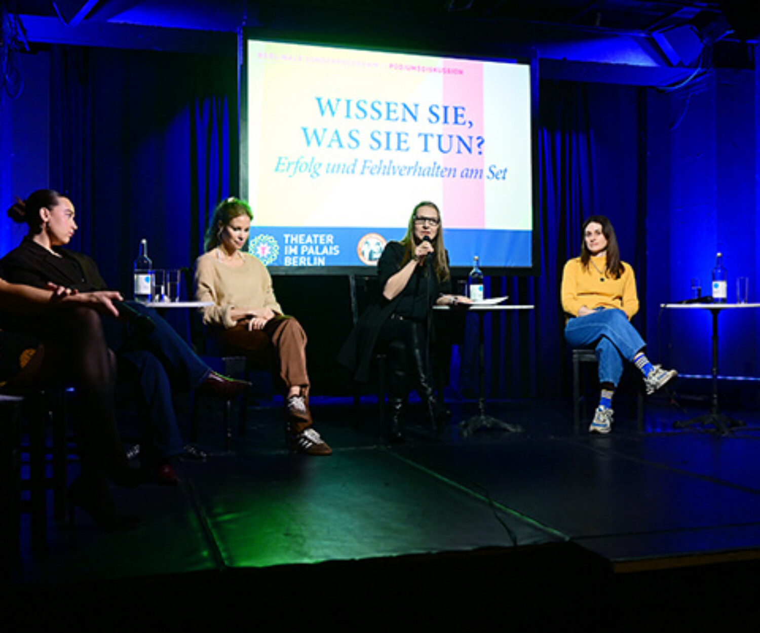 Podiumsdiskussion beim Pottcast.NRW Event 2026 mit Gästen auf der Bühne während des Austauschs.